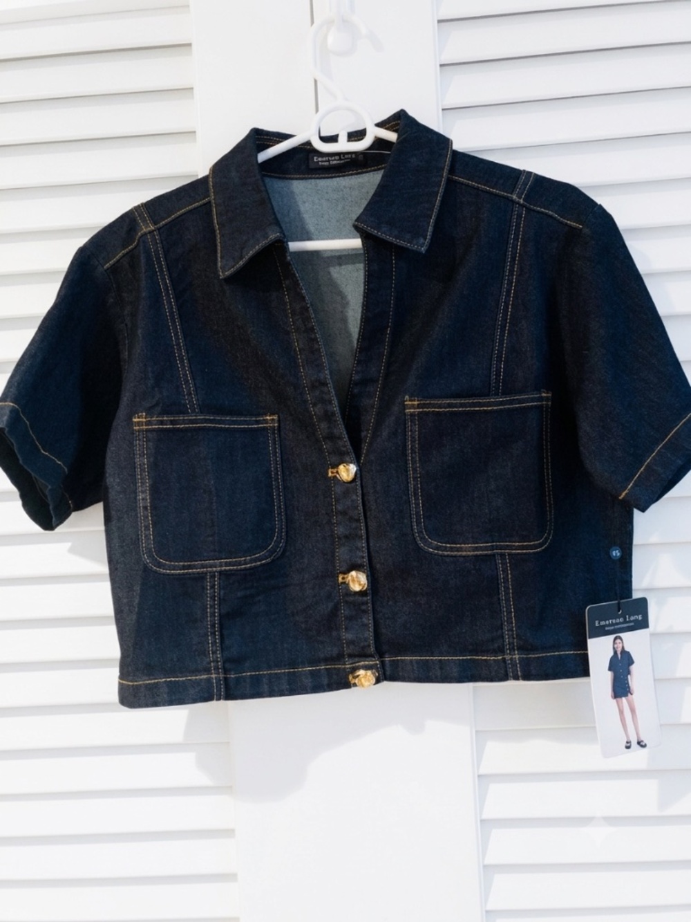 NWT Emerson Lang Dark Wash denim cropped with gold buttons. Size Small
